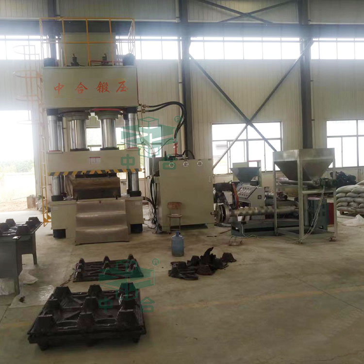 800噸塑料托盤(pán)成型液壓機(jī)客戶(hù)現(xiàn)場(chǎng).jpg