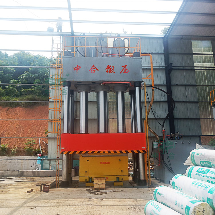 2000噸復(fù)合材料成型液壓機(jī)客戶現(xiàn)場(chǎng).jpg