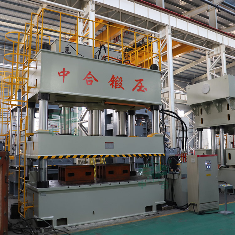 800噸三梁四柱液壓機(jī)車(chē)間實(shí)物.jpg