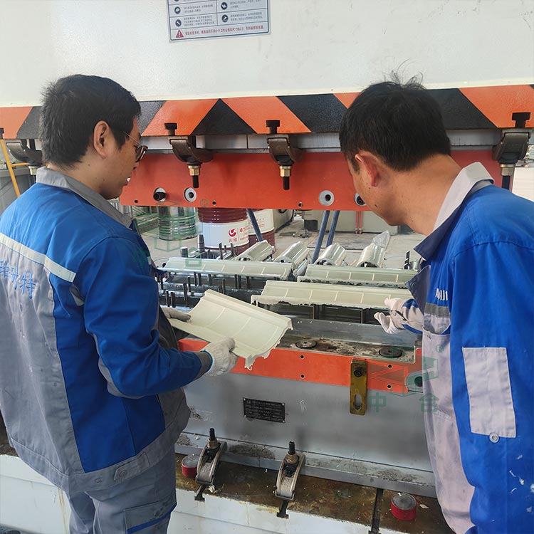 630噸四柱液壓機(jī)模壓仿古樹(shù)脂瓦.jpg