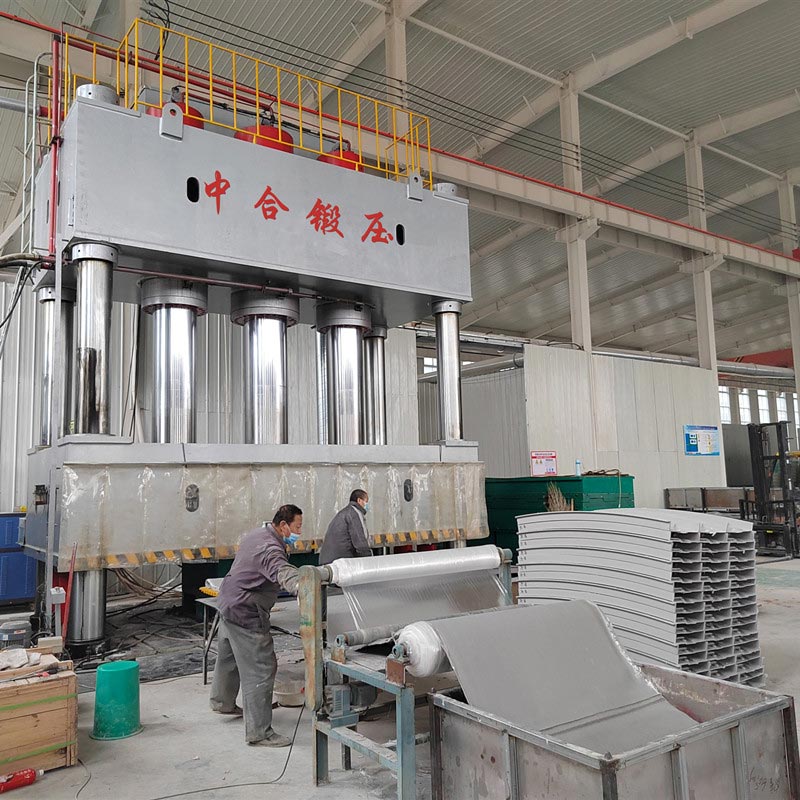 2000噸玻璃鋼成型液壓機(jī)_四柱液壓機(jī)