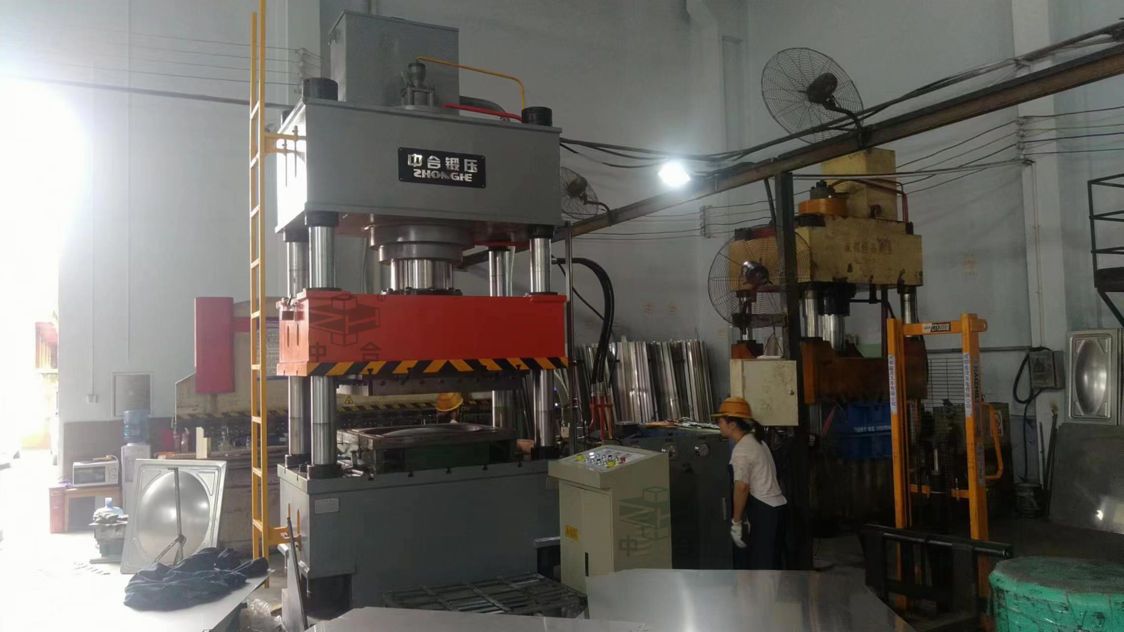 消防水箱板生產(chǎn)設備-400噸不銹鋼拉伸液壓機(圖2)