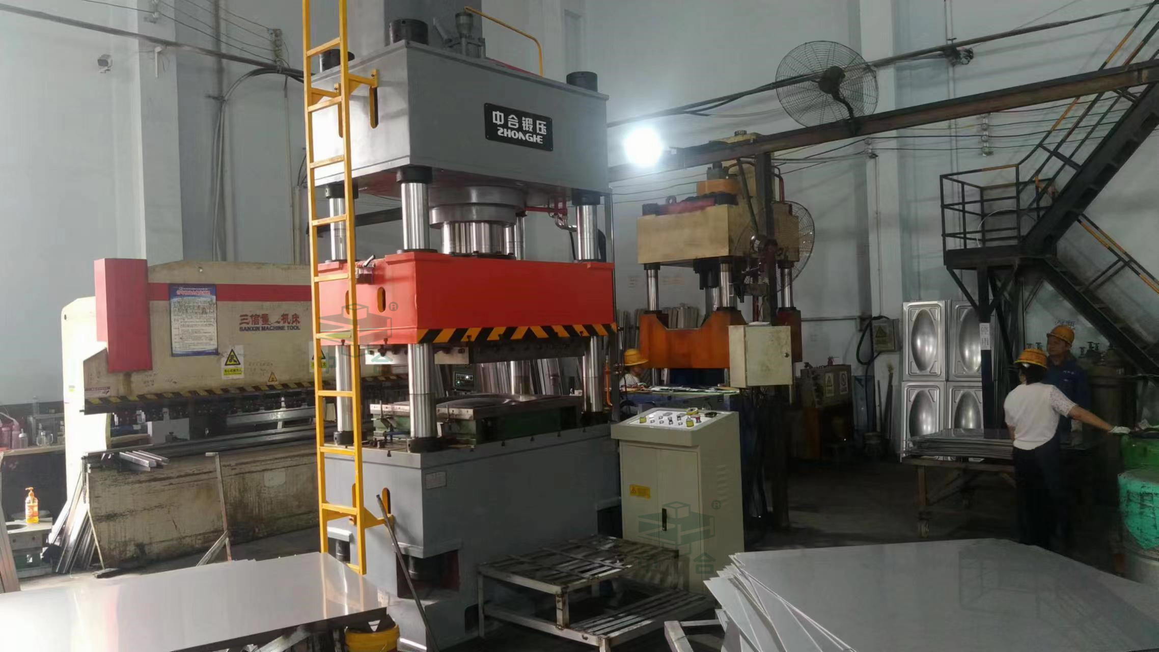消防水箱板生產(chǎn)設備-400噸不銹鋼拉伸液壓機(圖1)